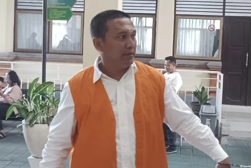 Putu Gede Atmaja, sabu 49,94 gram, mantan narapidana, narkotika, PN Denpasar, sidang dakwaan, JPU Ida Ayu Ketut Sulasmi, Polda Bali, Direktorat Reserse Narkoba Polda Bali, Aditya alias Arap, DPO, perantara jual beli narkotika, kasus narkoba Bali