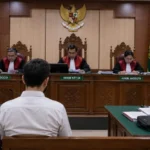 Terdakwa WNA Palestina, kasus pidana Denpasar, sidang penggelapan barang, gadget premium, barang elektronik, transaksi Cash on Delivery, COD gadget, dugaan penggelapan, kerugian perusahaan, perkara PN Denpasar, hukum Bali, persidangan WNA,