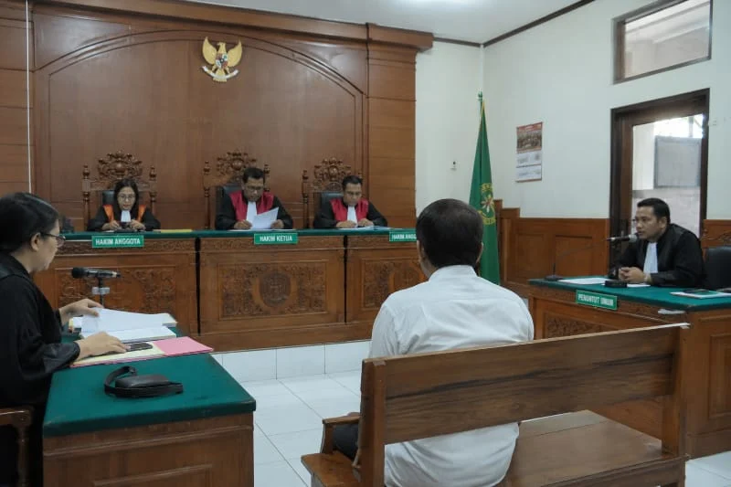 WhatsApp Image 2026-07-26 at 16.23.28 I Nyoman Mindra, PN Denpasar, Penganiayaan, Penusukan, Tuan Rumah, Vonis 1 Tahun, Tuntutan Jaksa, Sidang Pengadilan, Pengadilan Negeri Denpasar, Kasus Kriminal, Kasus Hukum, Denpasar, Bali, KUHP, Berita Hukum, Kriminal Bali