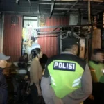 Kebakaran Pertamini Renon, kebakaran warung Denpasar, Pertamini terbakar, Jalan Tukad Yeh Aya, Denpasar Selatan, dua korban luka bakar, bakaran sampah, kebakaran Denpasar, Polsek Denpasar Selatan, Damkar Kota Denpasar, Suzuki Thunder terbakar.
