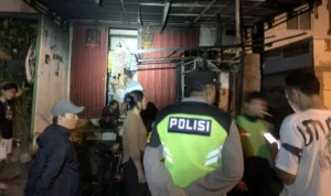 Kebakaran Pertamini Renon, kebakaran warung Denpasar, Pertamini terbakar, Jalan Tukad Yeh Aya, Denpasar Selatan, dua korban luka bakar, bakaran sampah, kebakaran Denpasar, Polsek Denpasar Selatan, Damkar Kota Denpasar, Suzuki Thunder terbakar.
