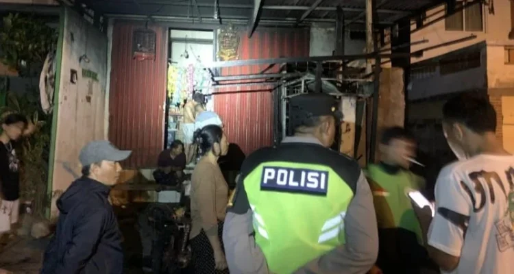 Kebakaran Pertamini Renon, kebakaran warung Denpasar, Pertamini terbakar, Jalan Tukad Yeh Aya, Denpasar Selatan, dua korban luka bakar, bakaran sampah, kebakaran Denpasar, Polsek Denpasar Selatan, Damkar Kota Denpasar, Suzuki Thunder terbakar.