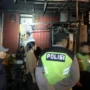 Kebakaran Pertamini Renon, kebakaran warung Denpasar, Pertamini terbakar, Jalan Tukad Yeh Aya, Denpasar Selatan, dua korban luka bakar, bakaran sampah, kebakaran Denpasar, Polsek Denpasar Selatan, Damkar Kota Denpasar, Suzuki Thunder terbakar.