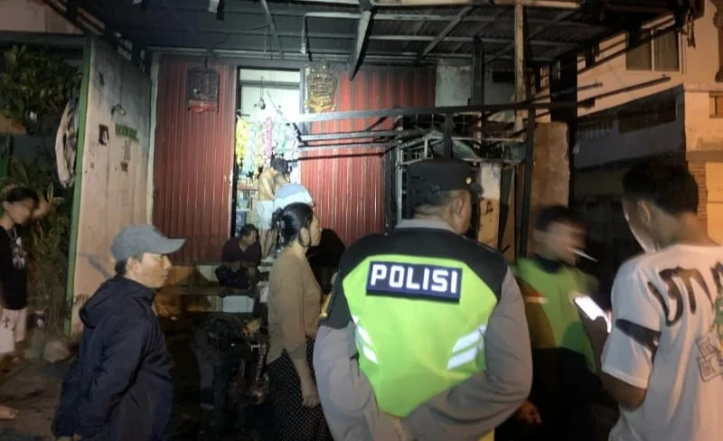 WhatsApp Image 2026-07-30 at 22.01.08 Kebakaran Pertamini Renon, kebakaran warung Denpasar, Pertamini terbakar, Jalan Tukad Yeh Aya, Denpasar Selatan, dua korban luka bakar, bakaran sampah, kebakaran Denpasar, Polsek Denpasar Selatan, Damkar Kota Denpasar, Suzuki Thunder terbakar.