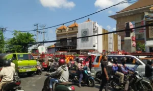 Kebakaran gedung rumah sakit, kebakaran Sesetan, Jalan Raya Sesetan, Denpasar Selatan, pekerja proyek, pekerja terjebak asap, lantai enam, pemadam kebakaran Denpasar, Damkar Denpasar, RSUP Prof Ngoerah, evakuasi pekerja, I Wayan Karma, Polresta Denpasar, penyebab kebakaran, kebakaran gedung.