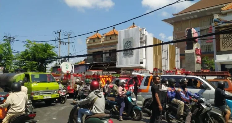 Kebakaran gedung rumah sakit, kebakaran Sesetan, Jalan Raya Sesetan, Denpasar Selatan, pekerja proyek, pekerja terjebak asap, lantai enam, pemadam kebakaran Denpasar, Damkar Denpasar, RSUP Prof Ngoerah, evakuasi pekerja, I Wayan Karma, Polresta Denpasar, penyebab kebakaran, kebakaran gedung.