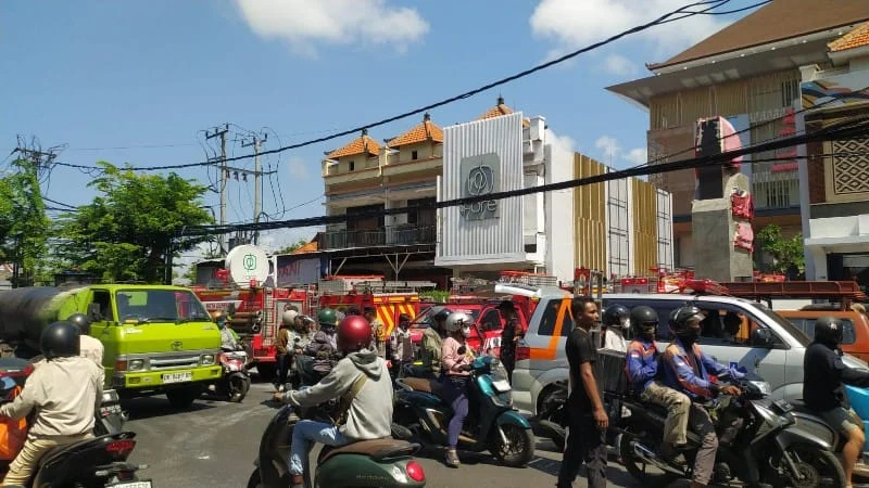 kebakaran Kebakaran gedung rumah sakit, kebakaran Sesetan, Jalan Raya Sesetan, Denpasar Selatan, pekerja proyek, pekerja terjebak asap, lantai enam, pemadam kebakaran Denpasar, Damkar Denpasar, RSUP Prof Ngoerah, evakuasi pekerja, I Wayan Karma, Polresta Denpasar, penyebab kebakaran, kebakaran gedung.
