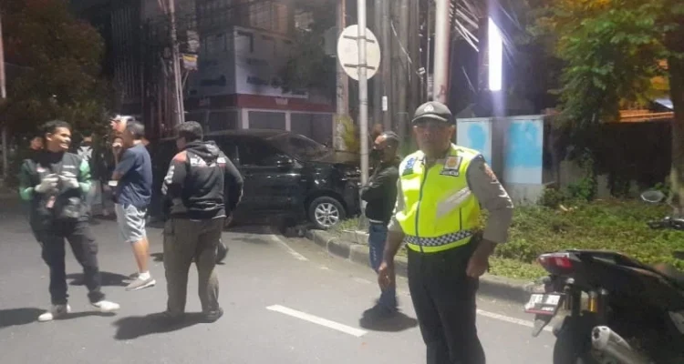 Kecelakaan Renon, kecelakaan lalu lintas Denpasar, kecelakaan Jalan Raya Puputan, kecelakaan Jalan Kusuma Atmaja, Pick Up DK 8836 KI, Toyota Avanza DK 1641 ABI, empat korban luka, Polresta Denpasar, Polsek Denpasar Timur, Satlantas Polresta Denpasar, kecelakaan Denpasar,
