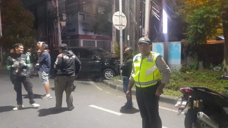 laka lantas renon Kecelakaan Renon, kecelakaan lalu lintas Denpasar, kecelakaan Jalan Raya Puputan, kecelakaan Jalan Kusuma Atmaja, Pick Up DK 8836 KI, Toyota Avanza DK 1641 ABI, empat korban luka, Polresta Denpasar, Polsek Denpasar Timur, Satlantas Polresta Denpasar, kecelakaan Denpasar,