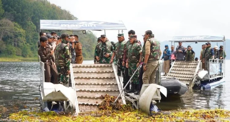 Danau Buyan, Danau Buyan Buleleng, pemulihan Danau Buyan, ekosistem Danau Buyan, Pancasari, Sukasada Buleleng, Pangdam IX/Udayana, Mayjen TNI Piek Budyakto, Kodam IX/Udayana, TNI AD, pelestarian lingkungan Bali, eceng gondok Danau Buyan, konservasi Bali, BKSDA Bali