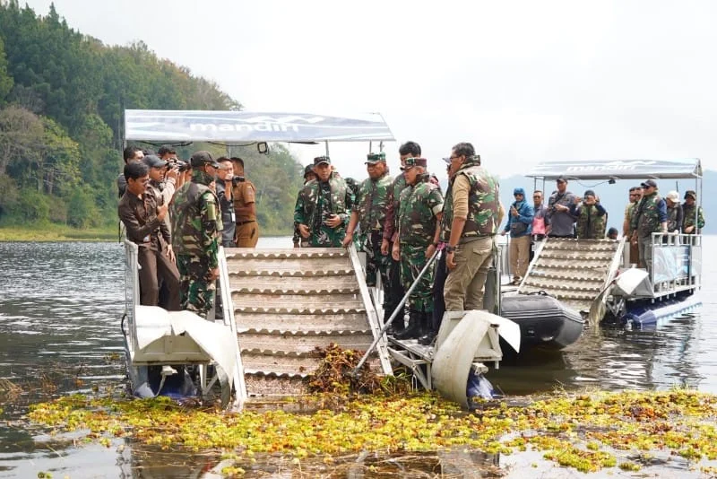 Danau Buyan, Danau Buyan Buleleng, pemulihan Danau Buyan, ekosistem Danau Buyan, Pancasari, Sukasada Buleleng, Pangdam IX/Udayana, Mayjen TNI Piek Budyakto, Kodam IX/Udayana, TNI AD, pelestarian lingkungan Bali, eceng gondok Danau Buyan, konservasi Bali, BKSDA Bali