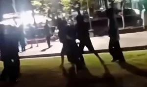 Lapangan Niti Mandala Renon, Renon, Denpasar Timur, keributan pemuda, perkelahian pemuda, kelompok pemuda, video viral, Polresta Denpasar, Polsek Denpasar Timur, gangguan kamtibmas, patroli polisi, keamanan Denpasar.