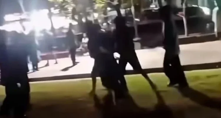 Lapangan Niti Mandala Renon, Renon, Denpasar Timur, keributan pemuda, perkelahian pemuda, kelompok pemuda, video viral, Polresta Denpasar, Polsek Denpasar Timur, gangguan kamtibmas, patroli polisi, keamanan Denpasar.