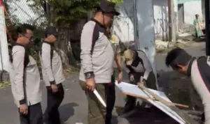 Satpol PP Denpasar, penertiban alat peraga, baliho, spanduk, banner, umbul-umbul, pamflet, papan nama, fasilitas umum, Kota Denpasar, Jalan Hayam Wuruk, Jalan Raya Puputan, GARBASITA, ketertiban umum, kebersihan kota.