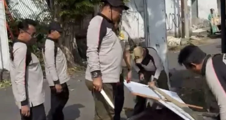 Satpol PP Denpasar, penertiban alat peraga, baliho, spanduk, banner, umbul-umbul, pamflet, papan nama, fasilitas umum, Kota Denpasar, Jalan Hayam Wuruk, Jalan Raya Puputan, GARBASITA, ketertiban umum, kebersihan kota.
