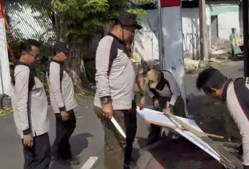 Satpol PP Denpasar, penertiban alat peraga, baliho, spanduk, banner, umbul-umbul, pamflet, papan nama, fasilitas umum, Kota Denpasar, Jalan Hayam Wuruk, Jalan Raya Puputan, GARBASITA, ketertiban umum, kebersihan kota.