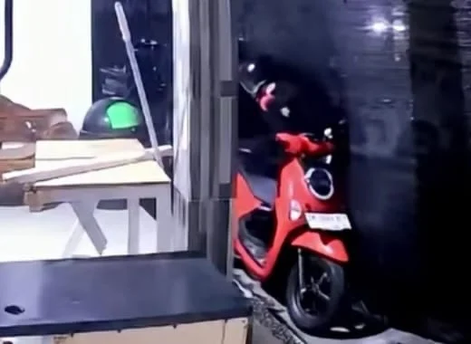 pencurian motor, Honda Scoopy, Jimbaran, Kuta Selatan, Badung, motor hilang, pencurian sepeda motor, Polsek Kuta Selatan, Polresta Denpasar, CCTV, Suryati.