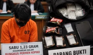 Michael T., sabu, narkotika, PN Denpasar, Pengadilan Negeri Denpasar, Legian, Kuta, Polresta Denpasar, peredaran sabu, bungkus permen Kopiko, sistem tempelan, 1,23 gram sabu, Pasal 114 ayat (1), UU Narkotika, Bali.