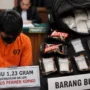 Michael T., sabu, narkotika, PN Denpasar, Pengadilan Negeri Denpasar, Legian, Kuta, Polresta Denpasar, peredaran sabu, bungkus permen Kopiko, sistem tempelan, 1,23 gram sabu, Pasal 114 ayat (1), UU Narkotika, Bali.