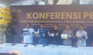 Gambar PNG WN India, penyelundupan ganja, ganja 10 kilogram, ganja Bali, Bea Cukai Ngurah Rai, Bandara Ngurah Rai, Polres Kawasan Bandara Ngurah Rai, Satresnarkoba, narkotika Bali, penyelundupan narkoba, ganja Thailand, narkoba dalam koper, wisatawan India, AR, PC,