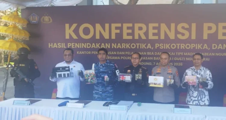 WN India, penyelundupan ganja, ganja 10 kilogram, ganja Bali, Bea Cukai Ngurah Rai, Bandara Ngurah Rai, Polres Kawasan Bandara Ngurah Rai, Satresnarkoba, narkotika Bali, penyelundupan narkoba, ganja Thailand, narkoba dalam koper, wisatawan India, AR, PC,