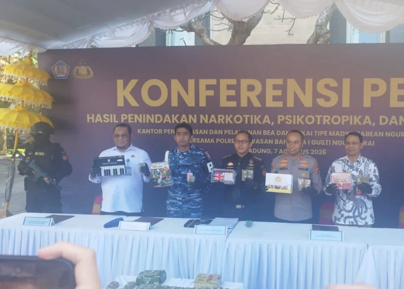 WN India, penyelundupan ganja, ganja 10 kilogram, ganja Bali, Bea Cukai Ngurah Rai, Bandara Ngurah Rai, Polres Kawasan Bandara Ngurah Rai, Satresnarkoba, narkotika Bali, penyelundupan narkoba, ganja Thailand, narkoba dalam koper, wisatawan India, AR, PC,