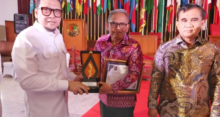 Denpasar, LPM Award, Pemkot Denpasar, Pemerintah Kota Denpasar, LPM Denpasar, I Wayan Budha, I Gede Eka Suputra, pemberdayaan masyarakat, partisipasi masyarakat, pembangunan berbasis masyarakat, pembangunan Denpasar, Bandung, Citizenbali.com