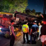 kecelakaan lalu lintas, truk dump, Toyota Innova, Jalan Uluwatu, Jimbaran, Kuta Selatan, Badung, truk mundur, mobil ringsek, Polresta Denpasar, Unit Laka Satlantas, kecelakaan Badung.