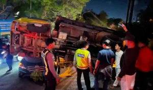 IMG_0201 kecelakaan lalu lintas, truk dump, Toyota Innova, Jalan Uluwatu, Jimbaran, Kuta Selatan, Badung, truk mundur, mobil ringsek, Polresta Denpasar, Unit Laka Satlantas, kecelakaan Badung.