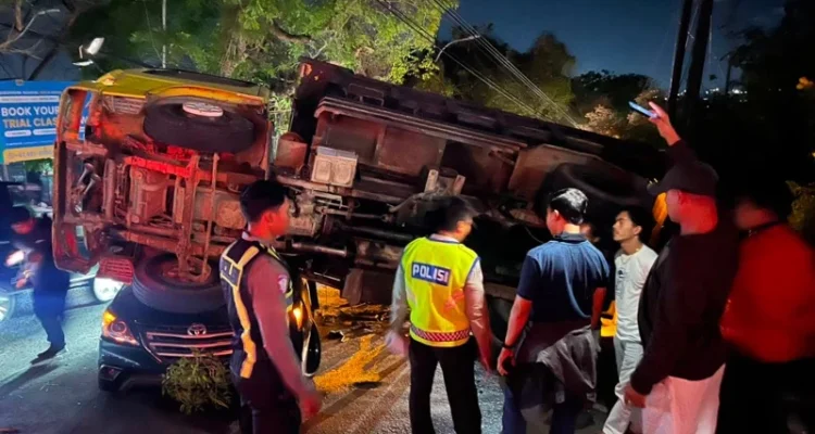 kecelakaan lalu lintas, truk dump, Toyota Innova, Jalan Uluwatu, Jimbaran, Kuta Selatan, Badung, truk mundur, mobil ringsek, Polresta Denpasar, Unit Laka Satlantas, kecelakaan Badung.