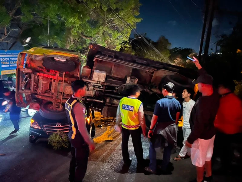 IMG_0201 kecelakaan lalu lintas, truk dump, Toyota Innova, Jalan Uluwatu, Jimbaran, Kuta Selatan, Badung, truk mundur, mobil ringsek, Polresta Denpasar, Unit Laka Satlantas, kecelakaan Badung.
