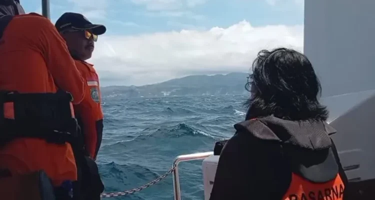 KMP Putri Yasmin, kapal terbakar, Bangko-Bangko, Lombok Barat, Tim SAR, pencarian korban, Kantor SAR Denpasar, Pelabuhan Lembar, korban hilang, kecelakaan kapal.