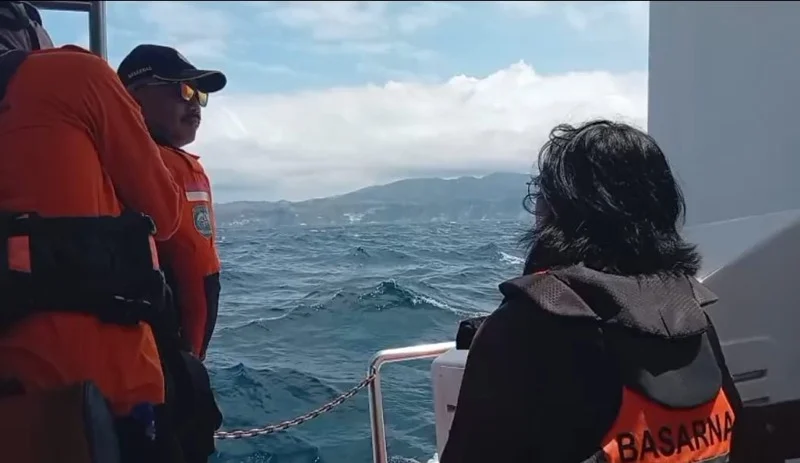 KMP Putri Yasmin, kapal terbakar, Bangko-Bangko, Lombok Barat, Tim SAR, pencarian korban, Kantor SAR Denpasar, Pelabuhan Lembar, korban hilang, kecelakaan kapal.