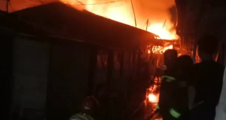 Kebakaran kos Denpasar, kebakaran Malboro XIV, Pemecutan Klod, Denpasar Barat, kos terbakar, kompor menyala, kebakaran rumah kos, Polresta Denpasar, Damkar Denpasar, kebakaran Bali