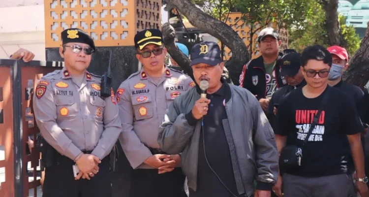 PT Angkasa Pura Support, PT APS, PHK karyawan, enam karyawan kena PHK, demo pekerja Bali, FSPM Regional Bali, aksi buruh Denpasar, LBH Bali, perselisihan ketenagakerjaan, hak pekerja, Jalan Bypass Ngurah Rai, Polresta Denpasar, Polda Bali.