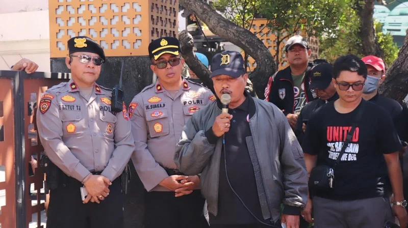 PT Angkasa Pura Support, PT APS, PHK karyawan, enam karyawan kena PHK, demo pekerja Bali, FSPM Regional Bali, aksi buruh Denpasar, LBH Bali, perselisihan ketenagakerjaan, hak pekerja, Jalan Bypass Ngurah Rai, Polresta Denpasar, Polda Bali.