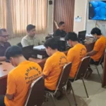 pengeroyokan Badung, lima pemuda tersangka, kandang ayam Abiansemal, penganiayaan Abiansemal, Polsek Abiansemal, Polres Badung, korban pengeroyokan, dendam pribadi, mabuk alkohol, batang bambu, CCTV, Pasal 262 KUHP, kriminal Badung.