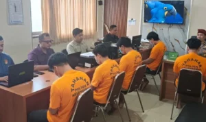 pengeroyokan Badung, lima pemuda tersangka, kandang ayam Abiansemal, penganiayaan Abiansemal, Polsek Abiansemal, Polres Badung, korban pengeroyokan, dendam pribadi, mabuk alkohol, batang bambu, CCTV, Pasal 262 KUHP, kriminal Badung.
