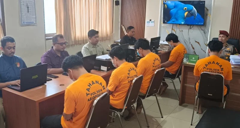 pengeroyokan Badung, lima pemuda tersangka, kandang ayam Abiansemal, penganiayaan Abiansemal, Polsek Abiansemal, Polres Badung, korban pengeroyokan, dendam pribadi, mabuk alkohol, batang bambu, CCTV, Pasal 262 KUHP, kriminal Badung.
