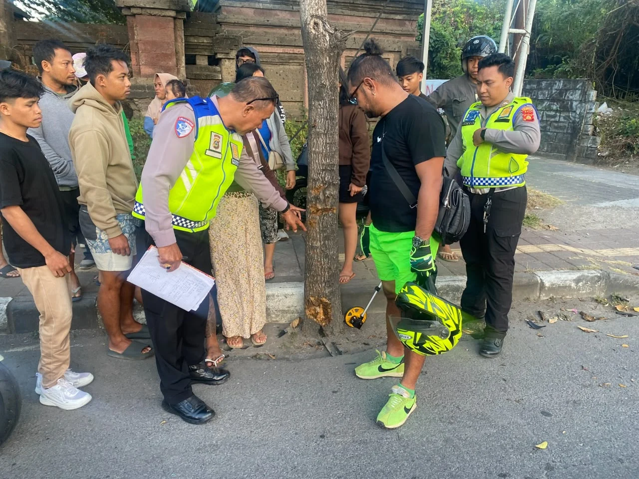TKP Kecelakaan maut, kecelakaan tunggal, pengendara Scoopy tewas, Bypass Ngurah Rai, Denpasar Timur, Kesiman Kertalangu, Satlantas Polresta Denpasar, olah TKP, kecelakaan motor, Honda Scoopy, korban tewas, kecelakaan lalu lintas, Bali, Citizen Bali.