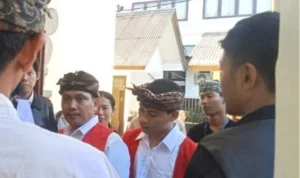 bapak dan anak Penganiayaan, PN Denpasar, Anak Agung Putu Paranatha, Anak Agung Bagus Anantha Wicaksana, Ni Made Suardani, tuntutan jaksa, JPU Ni Putu Trisna Dewi, kasus penganiayaan, Badung, Bali, sidang tuntutan, Pasal 466 KUHP.