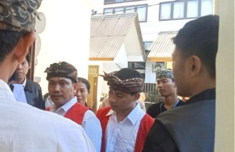 bapak dan anak Penganiayaan, PN Denpasar, Anak Agung Putu Paranatha, Anak Agung Bagus Anantha Wicaksana, Ni Made Suardani, tuntutan jaksa, JPU Ni Putu Trisna Dewi, kasus penganiayaan, Badung, Bali, sidang tuntutan, Pasal 466 KUHP.