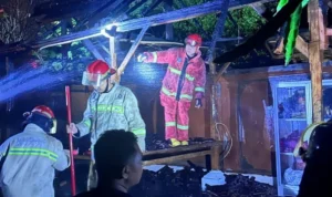 Kebakaran Bale Dangin, Kebakaran Penatih, Denpasar Timur, Bale Dangin Terbakar, Dupa Otonan, Lansia Luka Bakar, Damkarmat Denpasar, RSUD Wangaya, Kebakaran Denpasar, Bali.