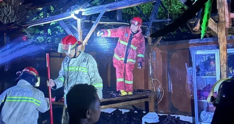 Kebakaran Bale Dangin, Kebakaran Penatih, Denpasar Timur, Bale Dangin Terbakar, Dupa Otonan, Lansia Luka Bakar, Damkarmat Denpasar, RSUD Wangaya, Kebakaran Denpasar, Bali.