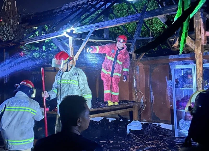 Kebakaran Bale Dangin, Kebakaran Penatih, Denpasar Timur, Bale Dangin Terbakar, Dupa Otonan, Lansia Luka Bakar, Damkarmat Denpasar, RSUD Wangaya, Kebakaran Denpasar, Bali.