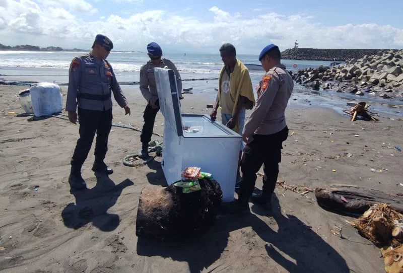 Kapal kargo tenggelam, MK Baruna, Padang Galak, Kesiman Petilan, Denpasar Timur, Dermaga Sanur, kapal tenggelam, ombak besar, gelombang 4 meter, Satpolairud Polresta Denpasar, KSOP Sanur, evakuasi kapal, Nusa Lembongan.