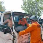 kecelakaan truk, tabrakan dua truk, Jalan Raya Singaraja-Gilimanuk, Gerokgak, Buleleng, Kadek Budi Artawan, sopir truk terjepit, evakuasi SAR, Kantor Pencarian dan Pertolongan Denpasar, I Nyoman Sidakarya, Vehicle Accident Rescue, ekstrikasi, Rescue Buleleng, PMI Buleleng, Puskesmas Gerokgak, kecelakaan lalu lintas Bali, berita Buleleng.