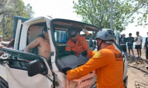 kecelakaan kecelakaan truk, tabrakan dua truk, Jalan Raya Singaraja-Gilimanuk, Gerokgak, Buleleng, Kadek Budi Artawan, sopir truk terjepit, evakuasi SAR, Kantor Pencarian dan Pertolongan Denpasar, I Nyoman Sidakarya, Vehicle Accident Rescue, ekstrikasi, Rescue Buleleng, PMI Buleleng, Puskesmas Gerokgak, kecelakaan lalu lintas Bali, berita Buleleng.