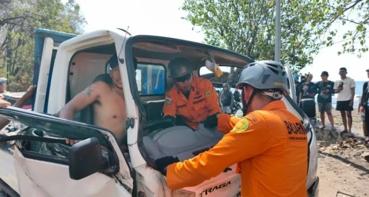 kecelakaan truk, tabrakan dua truk, Jalan Raya Singaraja-Gilimanuk, Gerokgak, Buleleng, Kadek Budi Artawan, sopir truk terjepit, evakuasi SAR, Kantor Pencarian dan Pertolongan Denpasar, I Nyoman Sidakarya, Vehicle Accident Rescue, ekstrikasi, Rescue Buleleng, PMI Buleleng, Puskesmas Gerokgak, kecelakaan lalu lintas Bali, berita Buleleng.