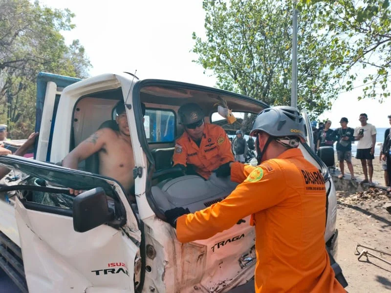 kecelakaan truk, tabrakan dua truk, Jalan Raya Singaraja-Gilimanuk, Gerokgak, Buleleng, Kadek Budi Artawan, sopir truk terjepit, evakuasi SAR, Kantor Pencarian dan Pertolongan Denpasar, I Nyoman Sidakarya, Vehicle Accident Rescue, ekstrikasi, Rescue Buleleng, PMI Buleleng, Puskesmas Gerokgak, kecelakaan lalu lintas Bali, berita Buleleng.